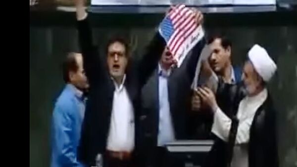 Иранские депутаты сожгли флаг США на трибуне парламента - Sputnik Lietuva
