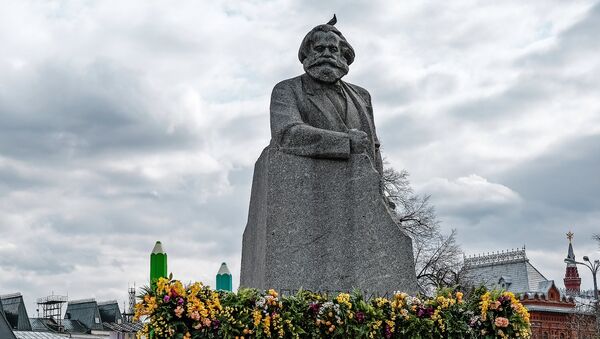 Памятник Карлу Марксу на Театральной площади в Москве - Sputnik Литва
