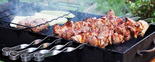 Шашлык на мангале, архивное фото - Sputnik Литва