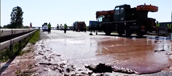 В Польше перевернулась цистерна с шоколадом В Польше перевернулась цистерна с шоколадом - Sputnik Литва