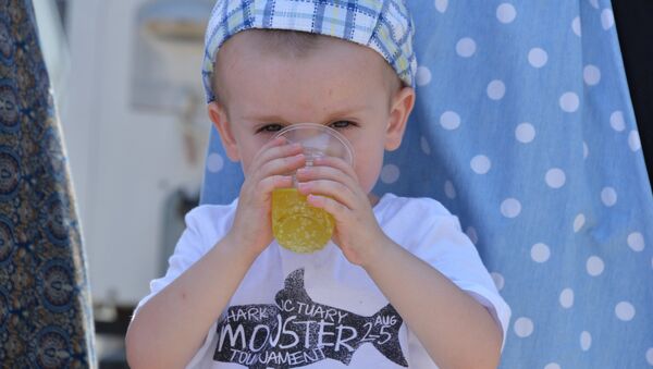 Ребенок пьет лимонад, архивное фото - Sputnik Литва