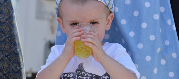 Ребенок пьет лимонад, архивное фото - Sputnik Литва