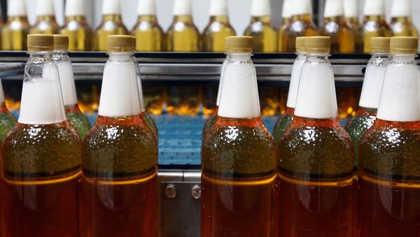 Пиво в пластиковых бутылках, архивное фото - Sputnik Литва
