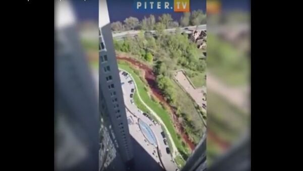 Sankt Peterburgė Nevos upės intakas nusidažė raudonai - Sputnik Lietuva