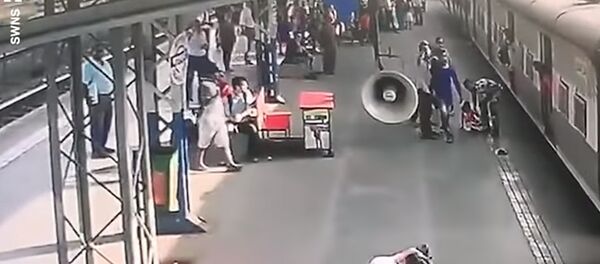 В Мумбаи военный вытащил девочку из-под движущегося поезда В Мумбаи военный вытащил девочку из-под движущегося поезда - Sputnik Lietuva