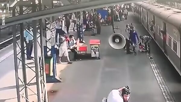 В Мумбаи военный вытащил девочку из-под движущегося поезда - Sputnik Lietuva