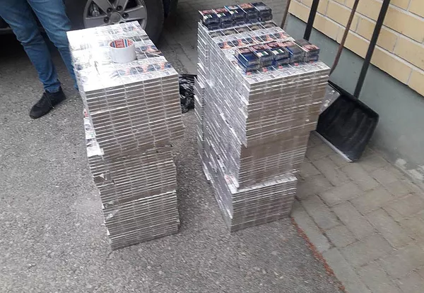 KONTRABANDINIUS RŪKALUS ALYTIŠKIS IŠ BALTARUSIJOS VEŽĖ AUTOMOBILIO DUGNE KONTRABANDINIUS RŪKALUS ALYTIŠKIS IŠ BALTARUSIJOS VEŽĖ AUTOMOBILIO DUGNE - Sputnik Lietuva