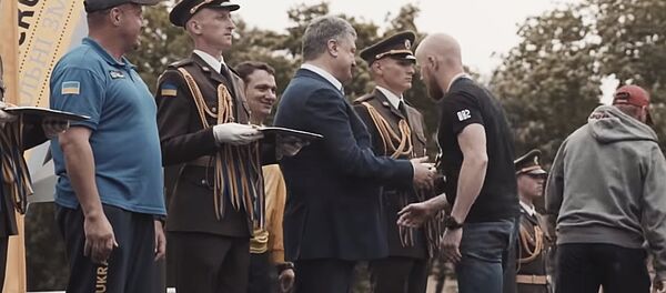 Azovo kovotojas atsisake paspausti ranką Ukrainos prezidentui - Sputnik Lietuva