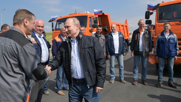 Vladimiras Putinas atidarė automobilių eismui skirta Krymo tilto dalį - Sputnik Lietuva