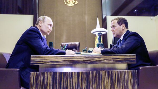 Президент РФ В. Путин встретился с премьер-министром РФ Д. Медведевым - Sputnik Литва