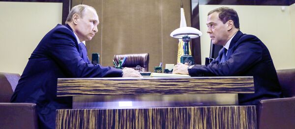 Президент РФ В. Путин встретился с премьер-министром РФ Д. Медведевым - Sputnik Литва