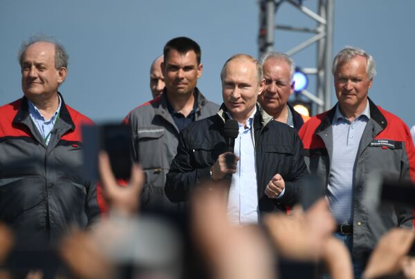Президент РФ Владимир Путин выступает на митинге-концерте по случаю открытия автодорожной части Крымского моста - Sputnik Литва