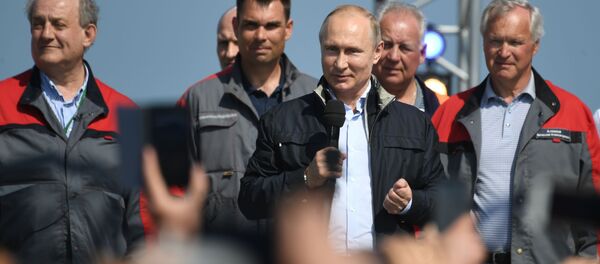 Президент РФ Владимир Путин выступает на митинге-концерте по случаю открытия автодорожной части Крымского моста Президент РФ Владимир Путин выступает на митинге-концерте по случаю открытия автодорожной части Крымского моста - Sputnik Литва