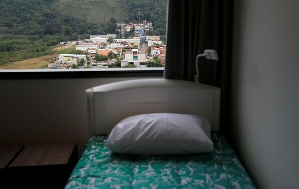 Сквозь окно в спальне олимпийской деревни в Рио-де-Жанейро виднеются бразильские трущобы - Sputnik Литва