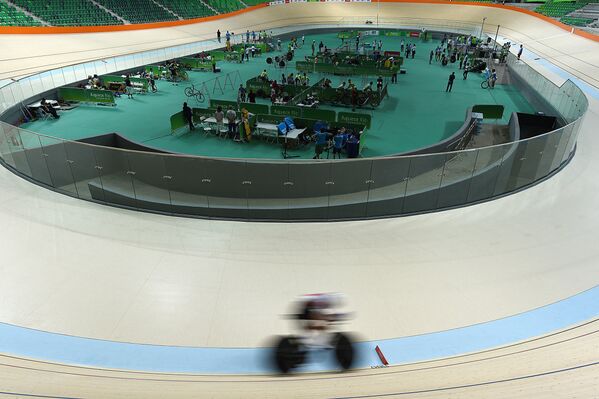Велосипедист тестирует только что открывшийся велодром Олимпийского парка в Рио-де-Жанейро - Sputnik Литва