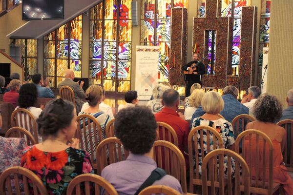 Отец Олег Штейман исполняет свои песни в фойе Сейма Литвы - Sputnik Литва