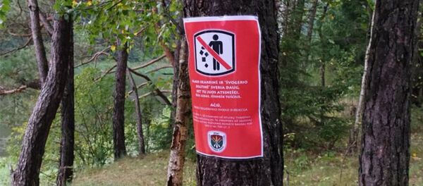 Плакат на дереве - Sputnik Литва