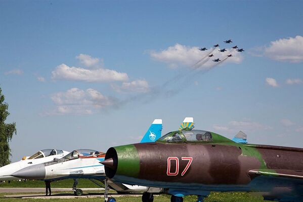 Обязательным номером Стрижей и Русских витязей является пролет самолетов Су-30СМ и МиГ-29, выстроенных в знаменитый Кубинский бриллиант. - Sputnik Литва