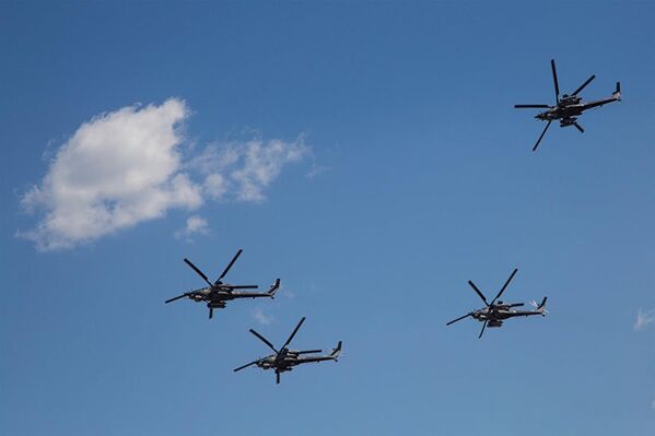 Авиационная пилотажная групп Беркуты выступала на ударных вертолетах Ми-28Н - Sputnik Литва