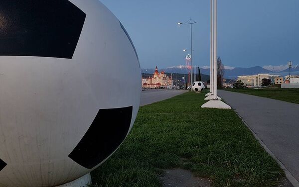 На улицах города и вдоль проезжей части установлена футбольная атрибутика - Sputnik Литва