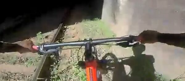 В Бразилии велосипедисты чудом избежали смерти, заехав в ж/д тоннель - Sputnik Литва