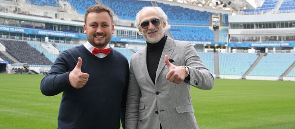 Наивные путешественники с Ахриком Цвейбой – легендарным советским, российским и украинским футболистом Наивные путешественники с Ахриком Цвейбой – легендарным советским, российским и украинским футболистом - Sputnik Литва