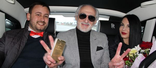 Прогулка на Роллс-Ройсе с Ахриком Цвейбой Прогулка на Роллс-Ройсе с Ахриком Цвейбой - Sputnik Литва