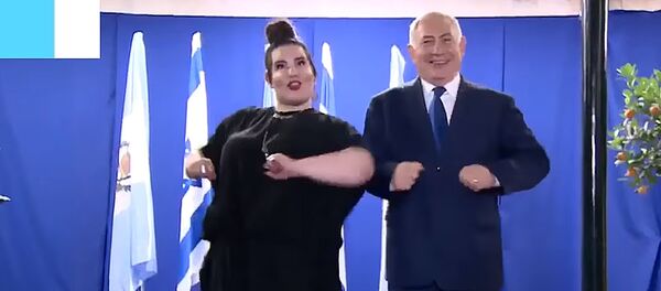 Нетаньяху танцует с победительницейцей Евровидения Нетаньяху танцует с победительницейцей Евровидения - Sputnik Lietuva