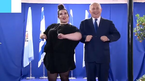 Нетаньяху танцует с победительницейцей Евровидения - Sputnik Lietuva