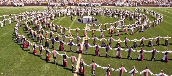 Традиционный литовский праздник Dainų šventė Традиционный литовский праздник Dainų šventė - Sputnik Lietuva