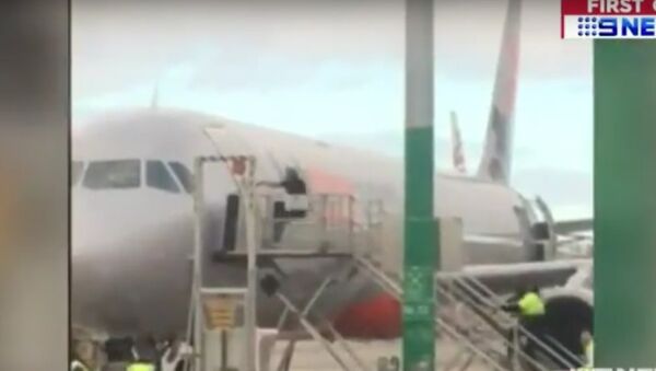 Пассажир в Мельбурне пытался самостоятельно попасть в самолет - Sputnik Литва