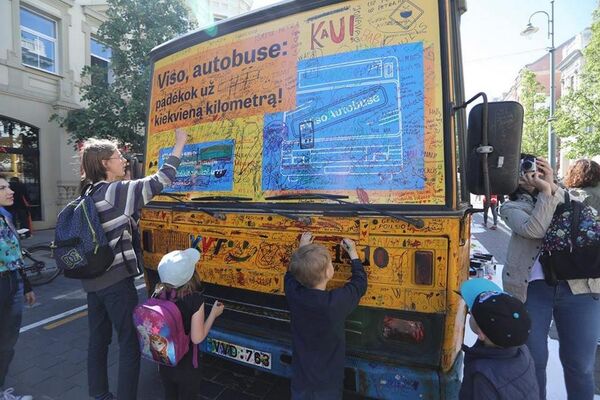 Жители Вильнюса прощаются со старыми автобусами Жители Вильнюса прощаются со старыми автобусами - Sputnik Литва