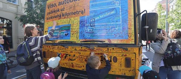 Vilniečiai piešiniais atsisveikina su senaisiais autobusais Vilniečiai piešiniais atsisveikina su senaisiais autobusais - Sputnik Lietuva
