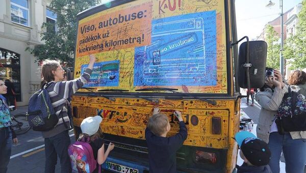 Vilniečiai piešiniais atsisveikina su senaisiais autobusais - Sputnik Lietuva