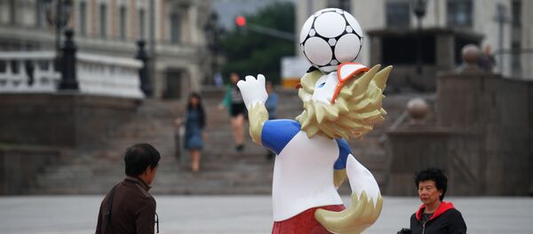 Туристы у фигуры официального талисмана чемпионата мира по футболу 2018 волка Забиваки, установленной к чемпионату мира по футболу 2018, на Манежной площади в Москве Туристы у фигуры официального талисмана чемпионата мира по футболу 2018 волка Забиваки, установленной к чемпионату мира по футболу 2018, на Манежной площади в Москве - Sputnik Lietuva