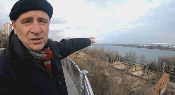 Ростов-на-Дону. Местный энтузиаст-краевед Борис показывает стадион  - Sputnik Литва