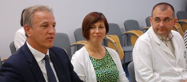 Директор больницы Сантарос кястутис Струпас (крайний слева) Директор больницы Сантарос кястутис Струпас (крайний слева) - Sputnik Lietuva