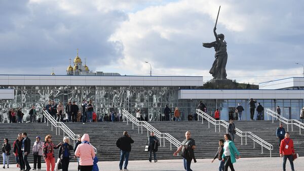 Вид на мемориал Родина-мать зовет! с площади перед стадионом Волгоград Арена - Sputnik Литва