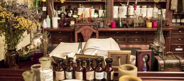 Различные флаконы, банки и травы на полках в старой аптеке Различные флаконы, банки и травы на полках в старой аптеке - Sputnik Lietuva