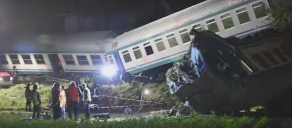 Столкновение поезда с грузовиком в Италии - Sputnik Литва