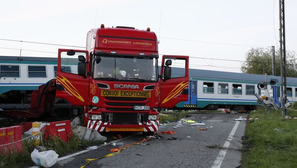 Пассажирский поезд местного сообщения столкнулся в среду вечером с фурой на севере Италии - Sputnik Литва