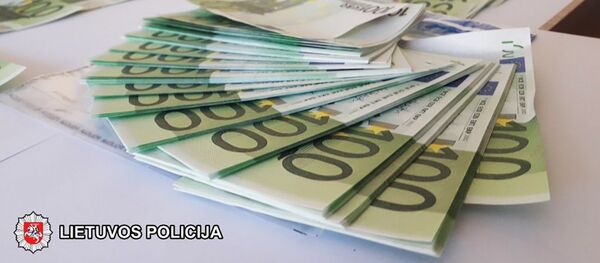 Vilniaus kriminalistai aptiko 85 tūkst. netikrų eurų Vilniaus kriminalistai aptiko 85 tūkst. netikrų eurų - Sputnik Lietuva