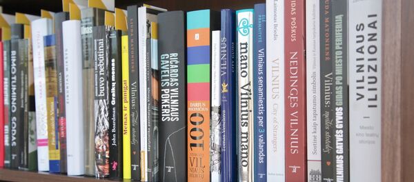 Библиотека под открытым небом в Вильнюсе Библиотека под открытым небом в Вильнюсе - Sputnik Lietuva