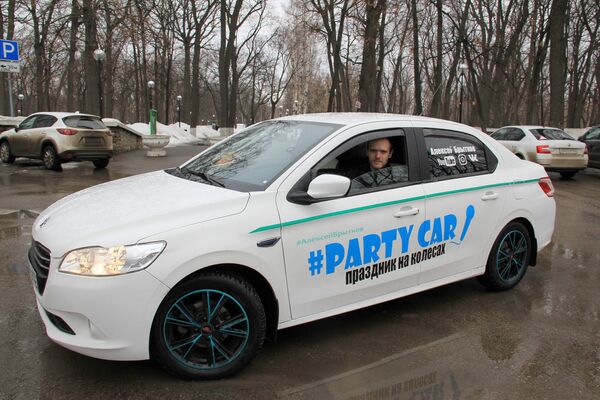 Караоке-такси Party Car и его владелец Алексей Караоке-такси Party Car и его владелец Алексей - Sputnik Литва