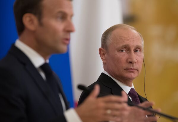 Президент РФ Владимир Путин и президент Франции Эмманюэль Макрон на пресс-конференции по итогам встречи в Константиновском дворце в Стрельне. Президент РФ Владимир Путин и президент Франции Эмманюэль Макрон на пресс-конференции по итогам встречи в Константиновском дворце в Стрельне. - Sputnik Lietuva