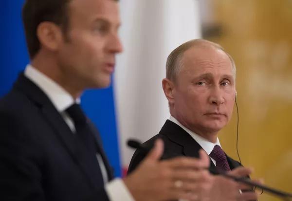 Президент РФ Владимир Путин и президент Франции Эмманюэль Макрон на пресс-конференции по итогам встречи в Константиновском дворце в Стрельне. Президент РФ Владимир Путин и президент Франции Эмманюэль Макрон на пресс-конференции по итогам встречи в Константиновском дворце в Стрельне. - Sputnik Lietuva