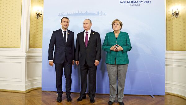 Президент РФ Владимир Путин, канцлер Германии Ангела Меркель и президент Франции Эммануэль Макрон (слева), архивное фото - Sputnik Lietuva