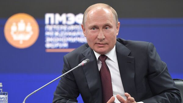 Президент РФ В. Путин принял участие во втором дне работы ПМЭФ-2018 - Sputnik Литва