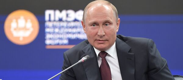 Президент РФ В. Путин принял участие во втором дне работы ПМЭФ-2018 - Sputnik Литва
