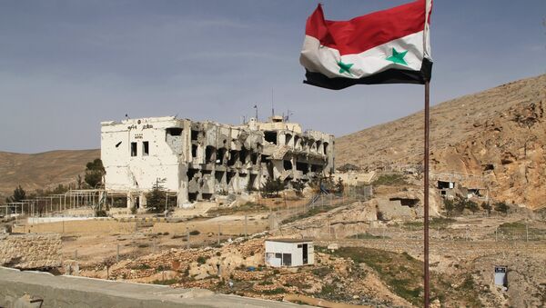 Сирийский флаг на фоне разрушенного дома в сирийском городе, архивное фото - Sputnik Литва
